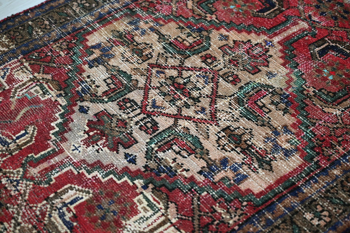 red Accent rug 2' 10" x 5' 10"