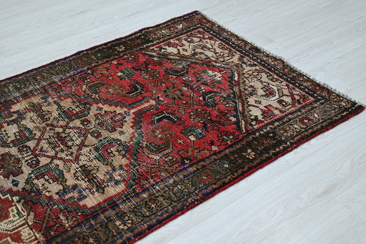 red Accent rug 2' 10" x 5' 10"