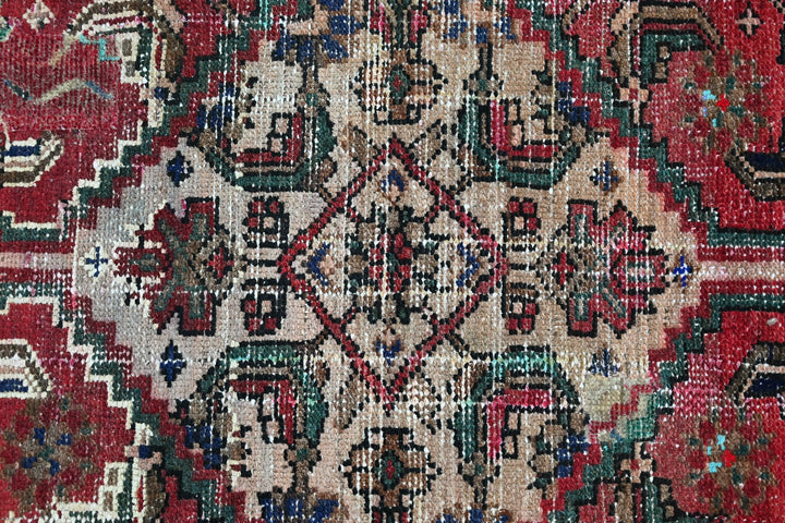 red Accent rug 2' 10" x 5' 10"