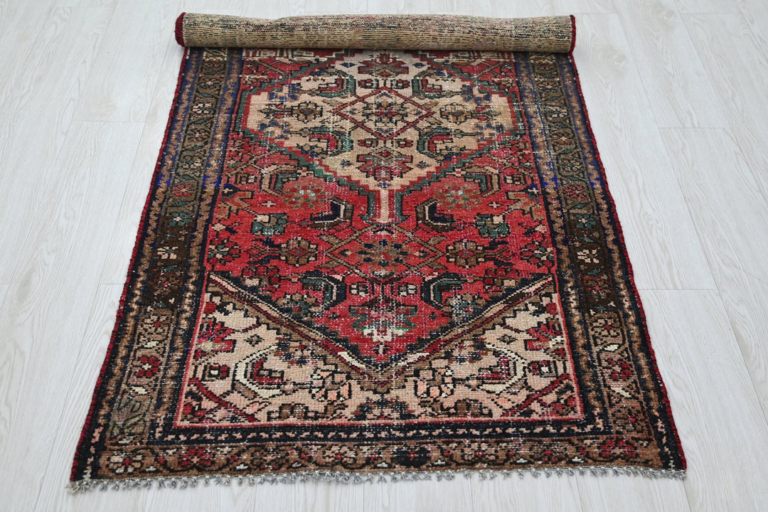 red Accent rug 2' 10" x 5' 10"