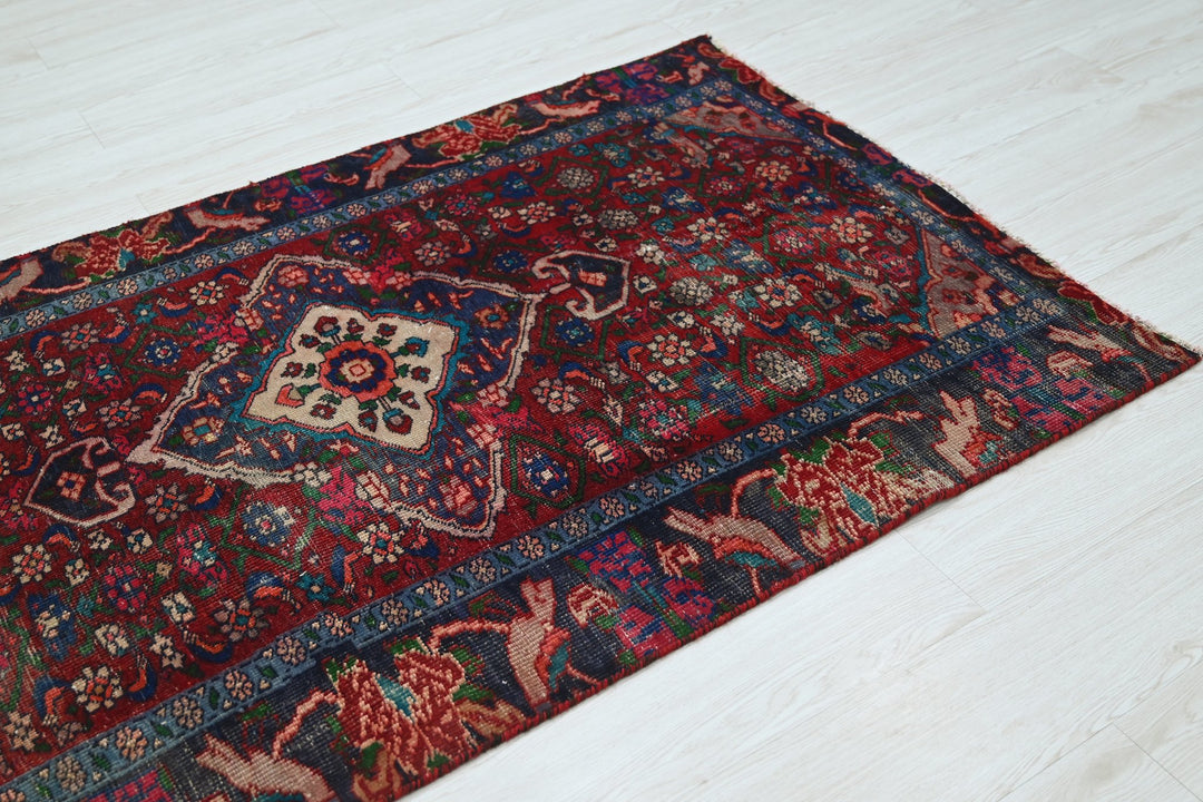 red Accent rug 3' 4" x 6' 0"