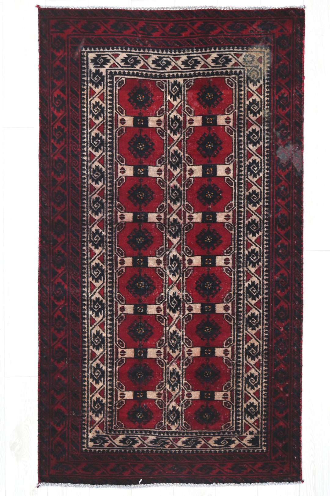 red Accent rug 3' 1" x 5' 8"