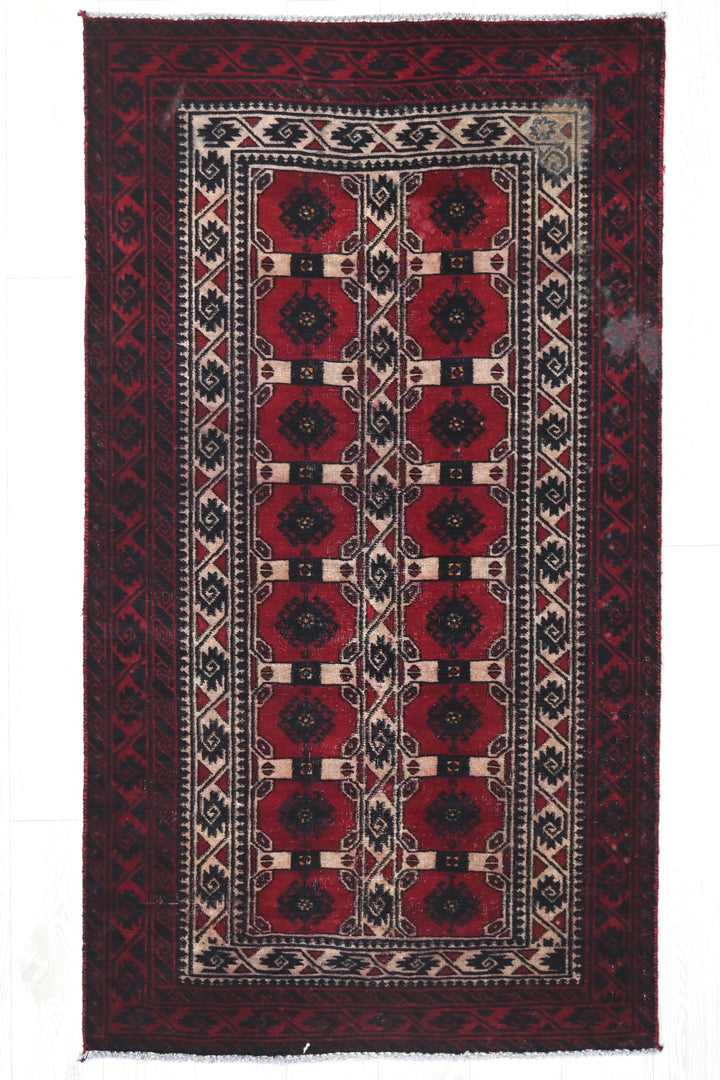 red Accent rug 3' 1" x 5' 8"