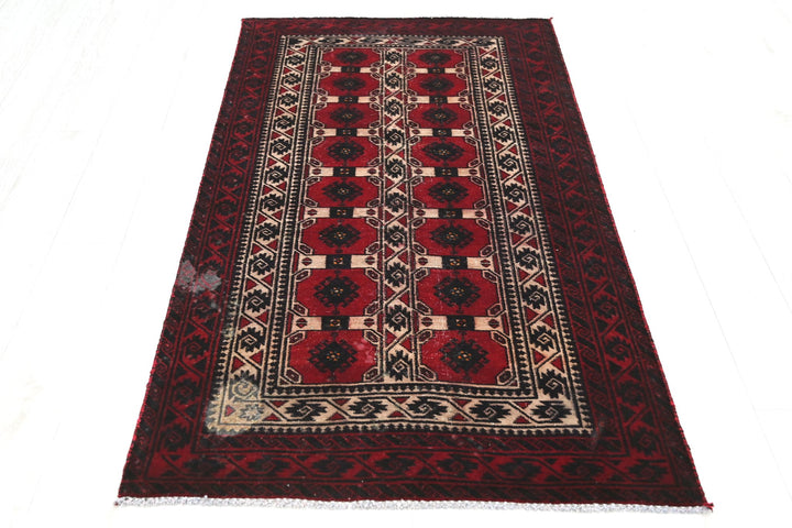 red Accent rug 3' 1" x 5' 8"