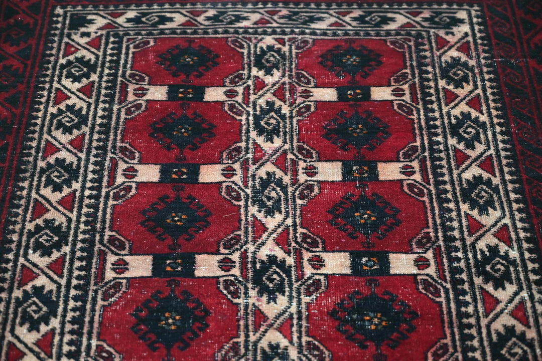 red Accent rug 3' 1" x 5' 8"