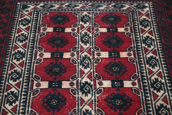red Accent rug 3' 1" x 5' 8"
