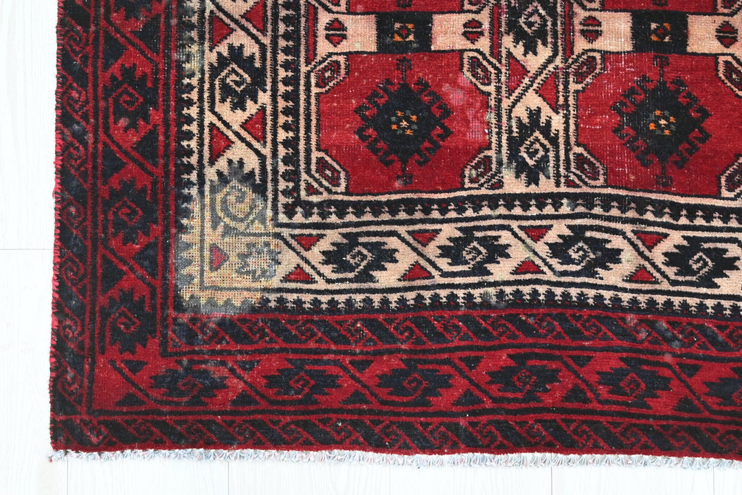 red Accent rug 3' 1" x 5' 8"