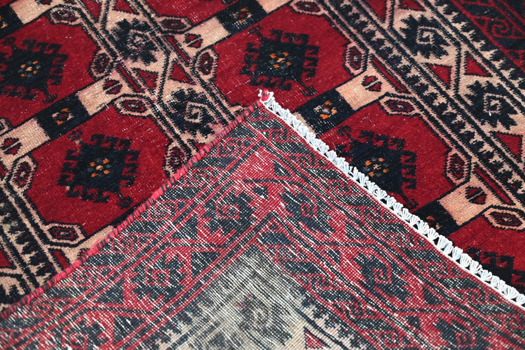 red Accent rug 3' 1" x 5' 8"