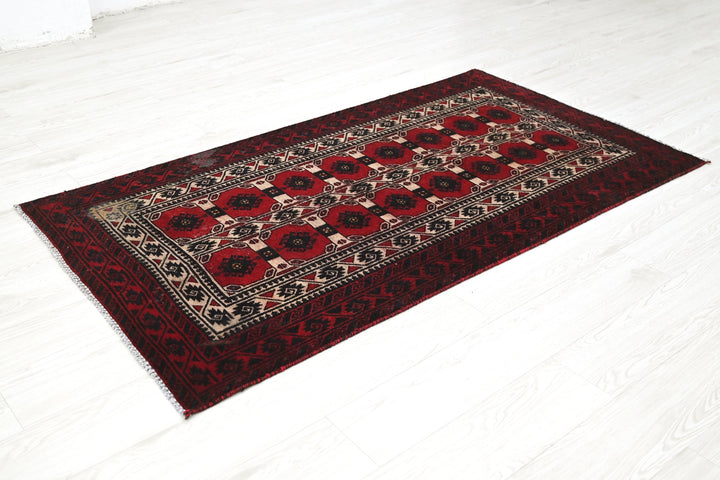 red Accent rug 3' 1" x 5' 8"