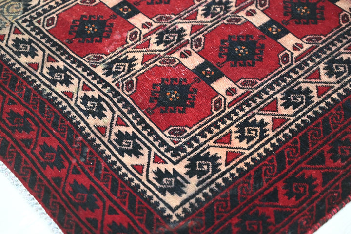red Accent rug 3' 1" x 5' 8"
