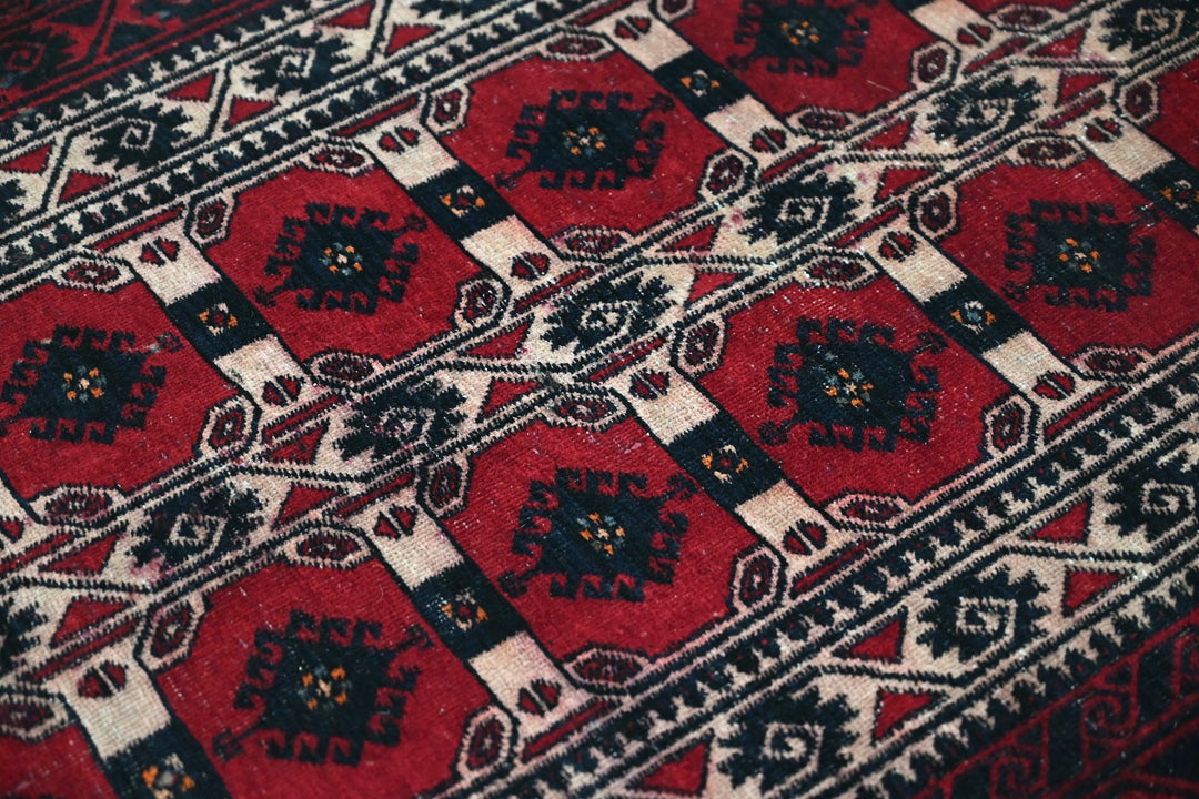 red Accent rug 3' 1" x 5' 8"