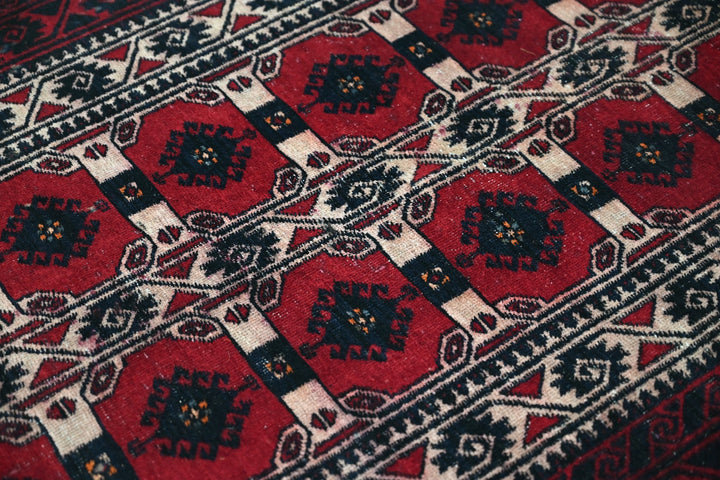 red Accent rug 3' 1" x 5' 8"