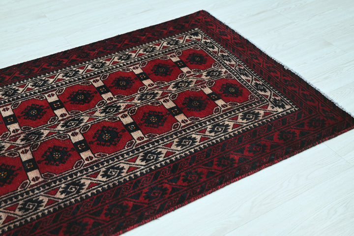 red Accent rug 3' 1" x 5' 8"