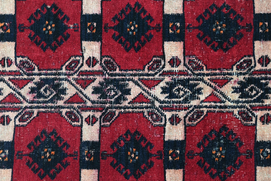 red Accent rug 3' 1" x 5' 8"