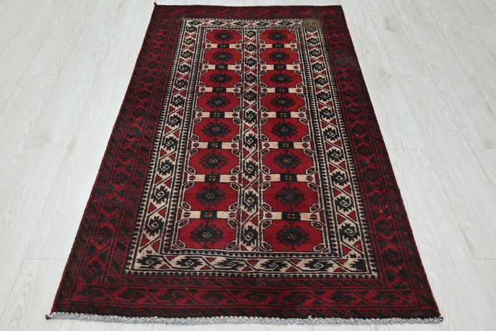 red Accent rug 3' 1" x 5' 8"