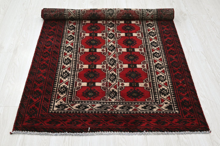 red Accent rug 3' 1" x 5' 8"