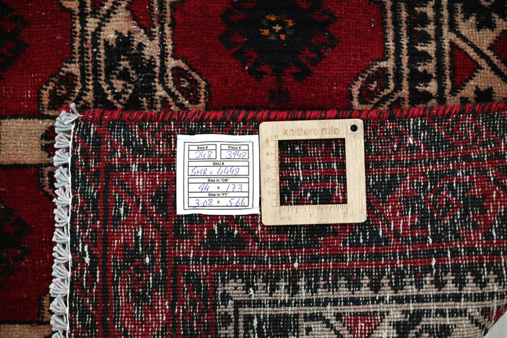 red Accent rug 3' 1" x 5' 8"