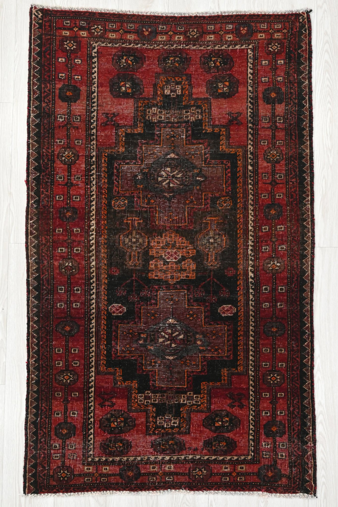red Accent rug 2' 10" x 5' 1"
