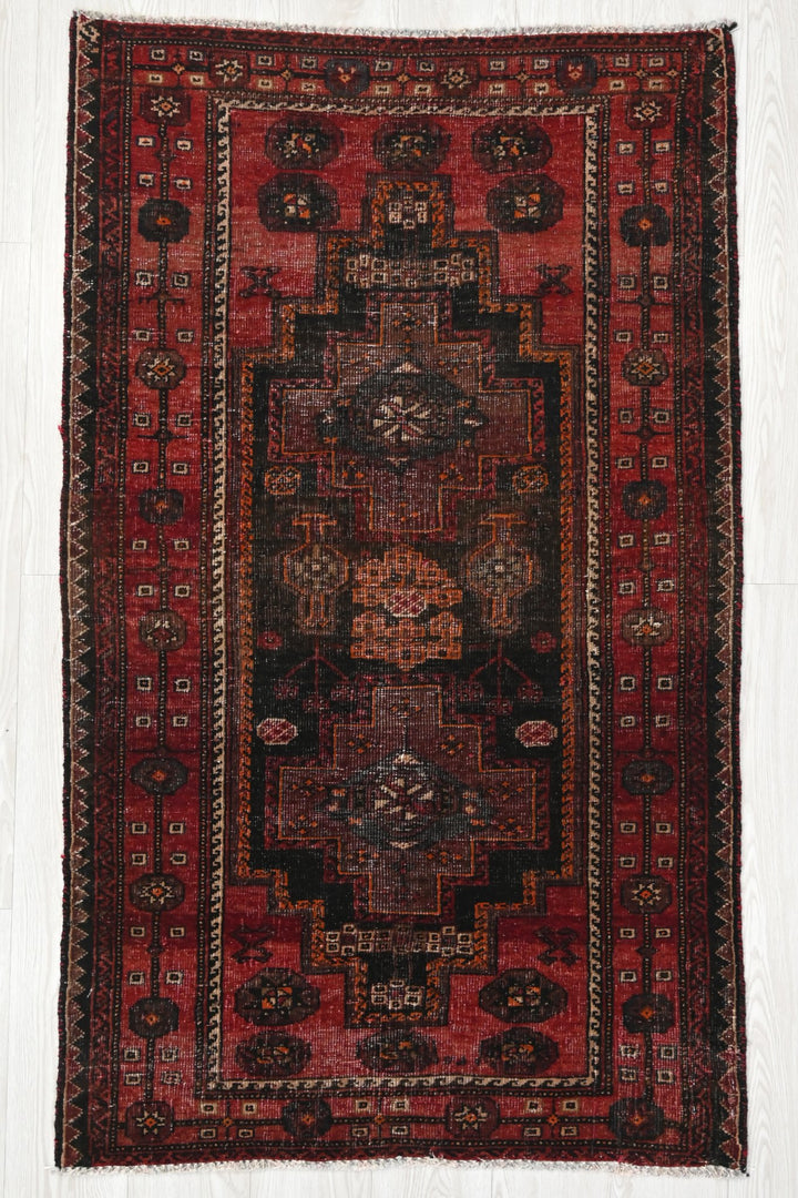 red Accent rug 2' 10" x 5' 1"