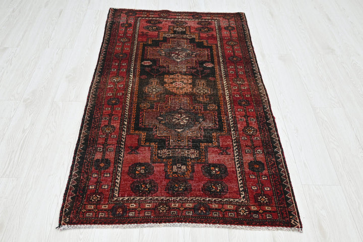 red Accent rug 2' 10" x 5' 1"