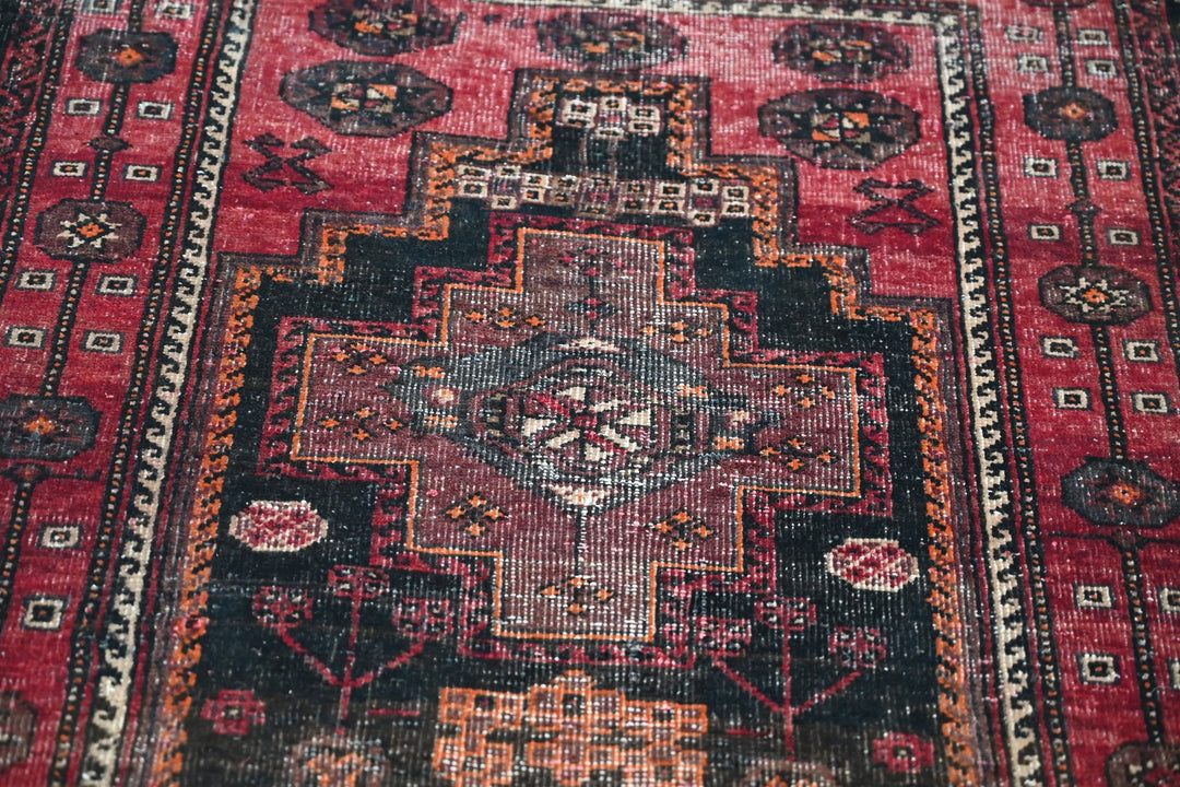 red Accent rug 2' 10" x 5' 1"
