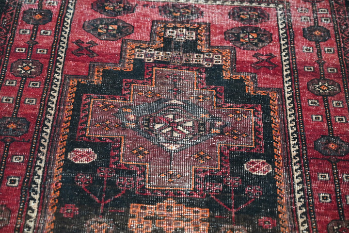 red Accent rug 2' 10" x 5' 1"