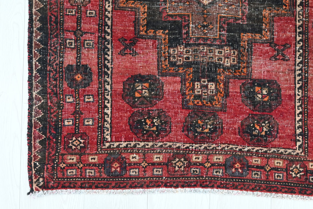 red Accent rug 2' 10" x 5' 1"