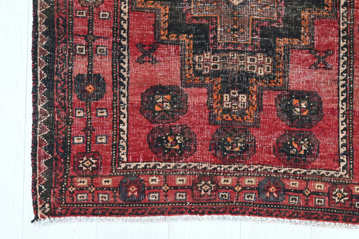 red Accent rug 2' 10" x 5' 1"