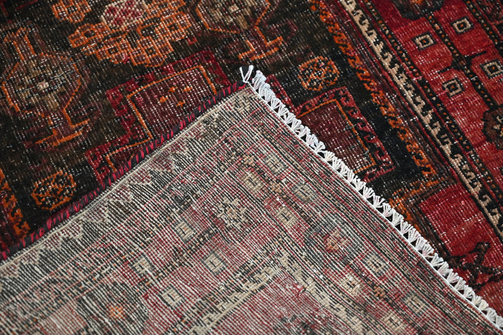 red Accent rug 2' 10" x 5' 1"