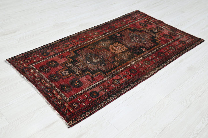 red Accent rug 2' 10" x 5' 1"