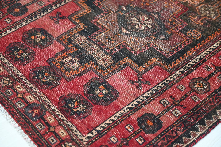red Accent rug 2' 10" x 5' 1"