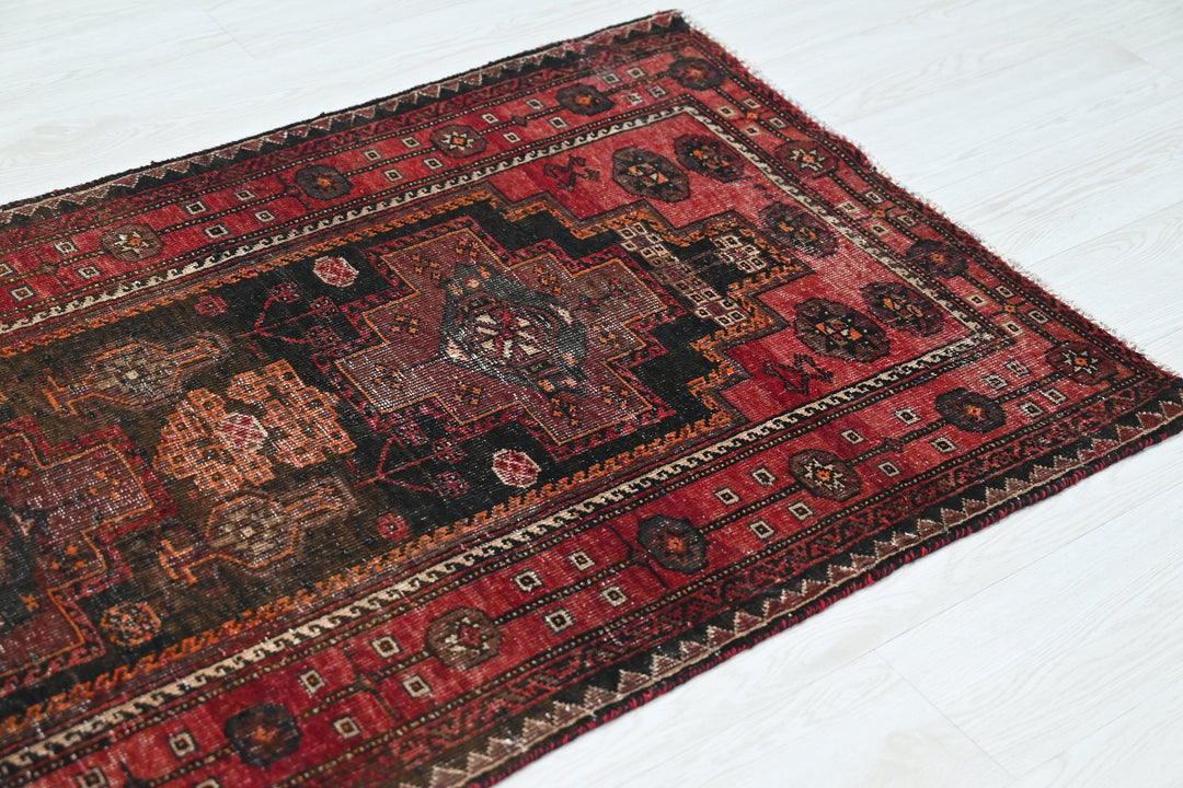 red Accent rug 2' 10" x 5' 1"