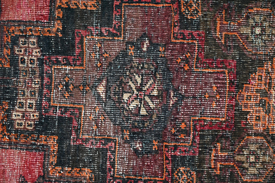 red Accent rug 2' 10" x 5' 1"