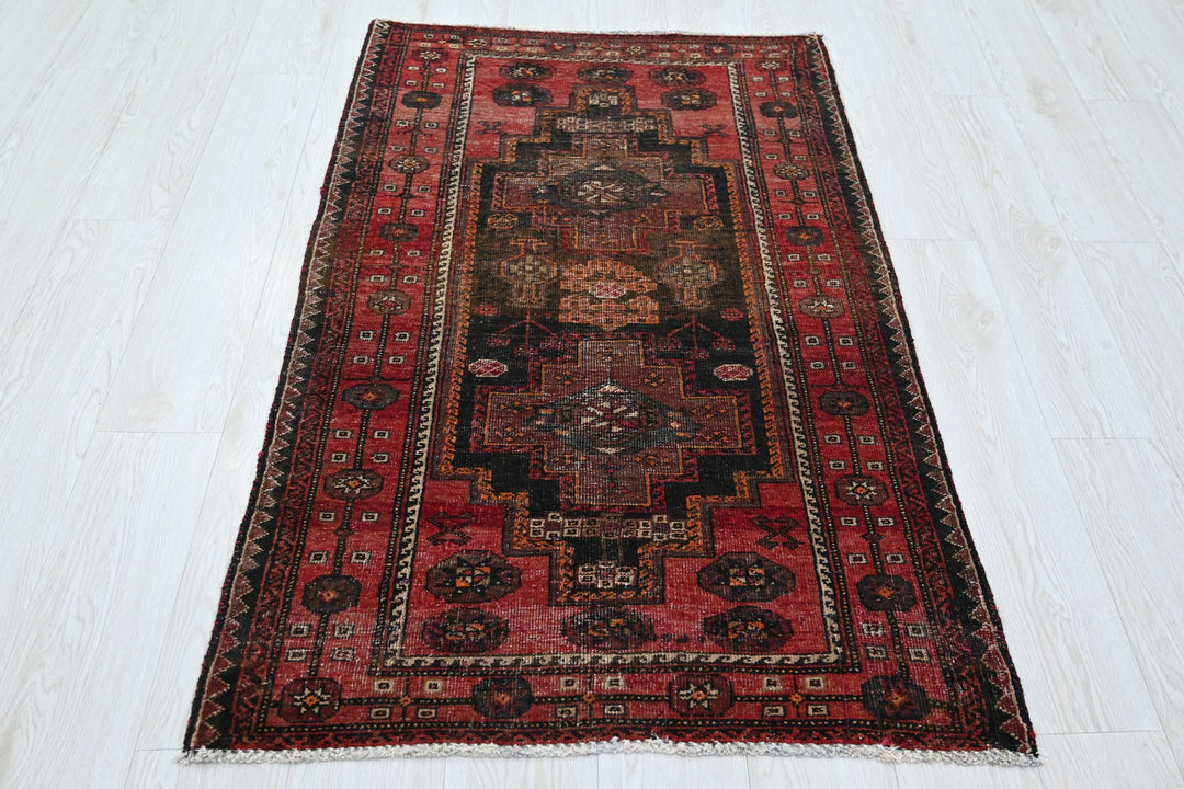 red Accent rug 2' 10" x 5' 1"