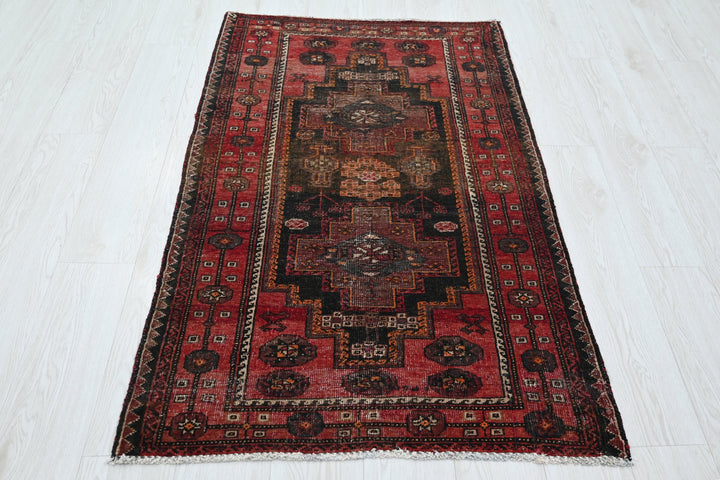 red Accent rug 2' 10" x 5' 1"