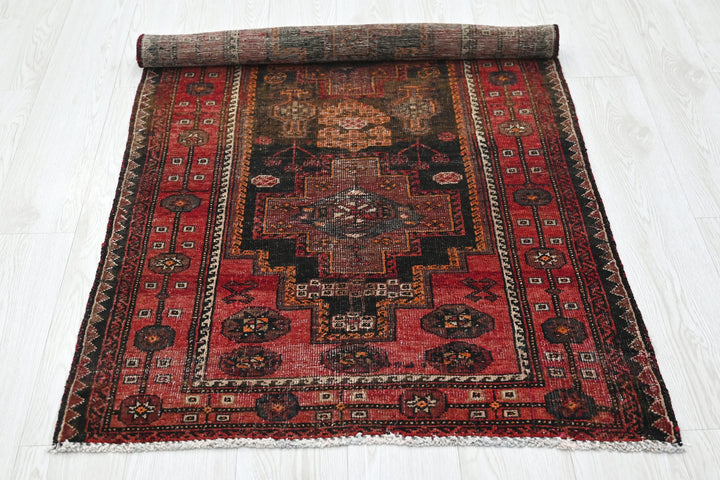 red Accent rug 2' 10" x 5' 1"