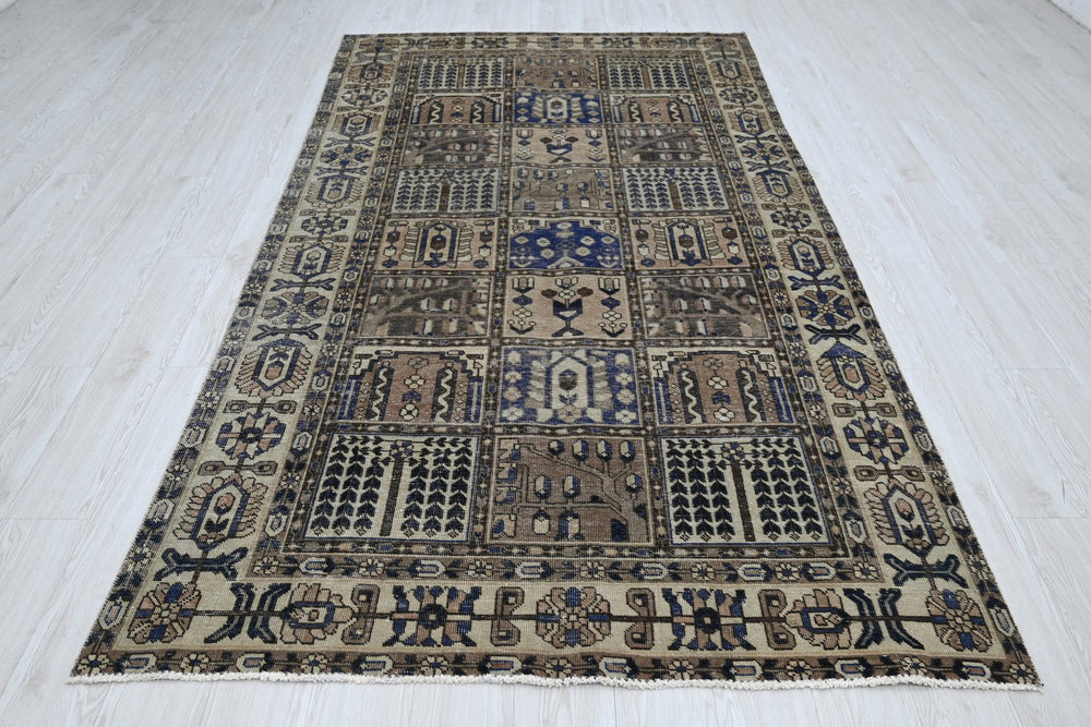 brown Large rug 5' 0" x 9' 9"