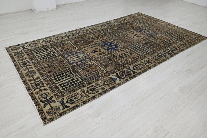 brown Large rug 5' 0" x 9' 9"
