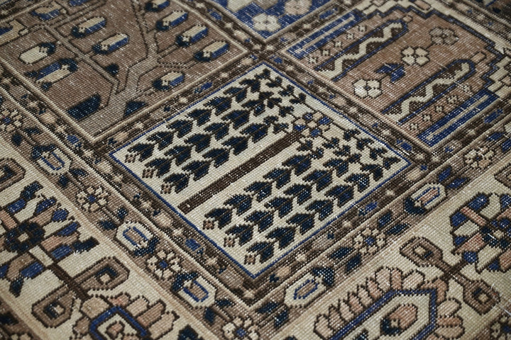 brown Large rug 5' 0" x 9' 9"