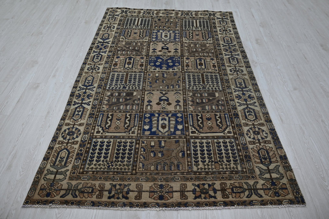 brown Large rug 5' 0" x 9' 9"