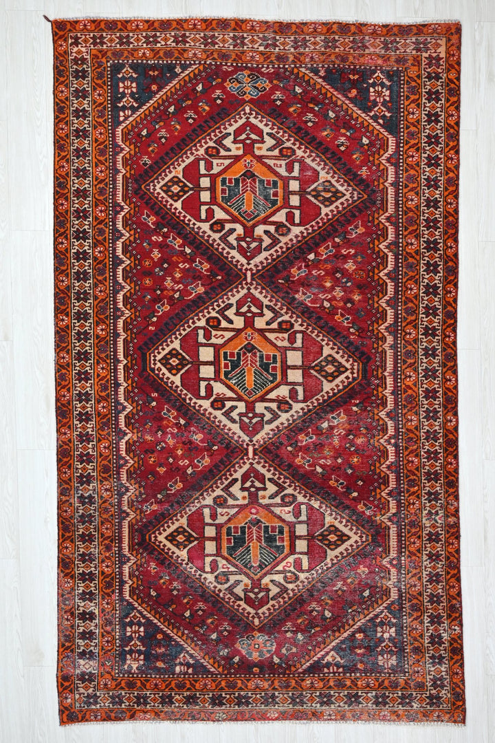 red Large rug 5' 3" x 9' 6"