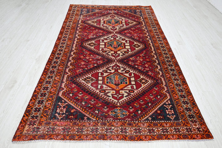 red Large rug 5' 3" x 9' 6"