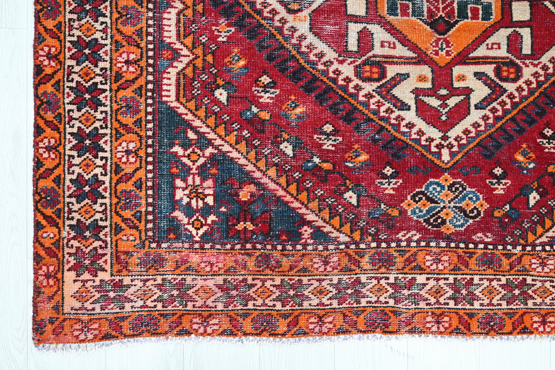 red Large rug 5' 3" x 9' 6"