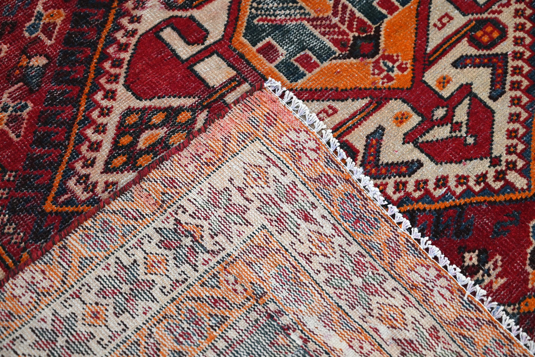 red Large rug 5' 3" x 9' 6"