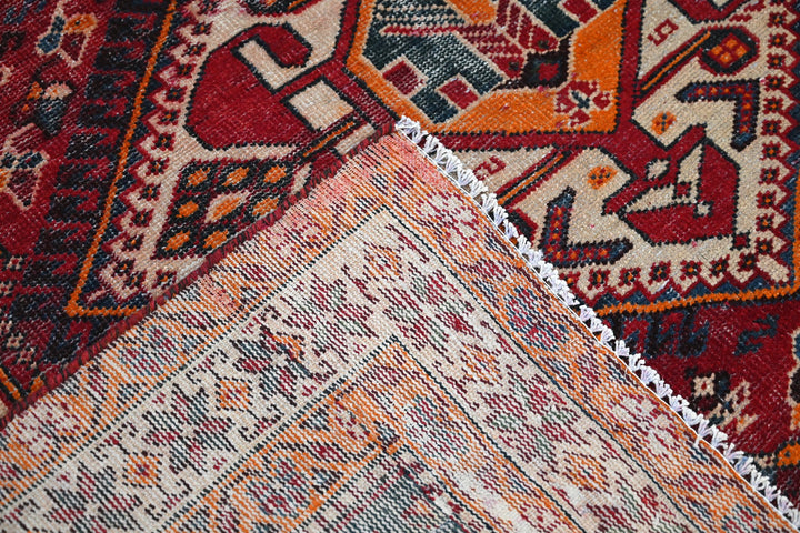 red Large rug 5' 3" x 9' 6"
