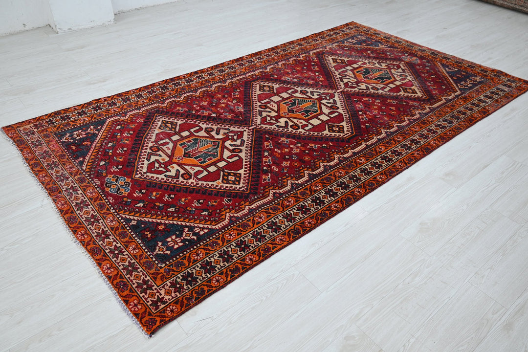 red Large rug 5' 3" x 9' 6"
