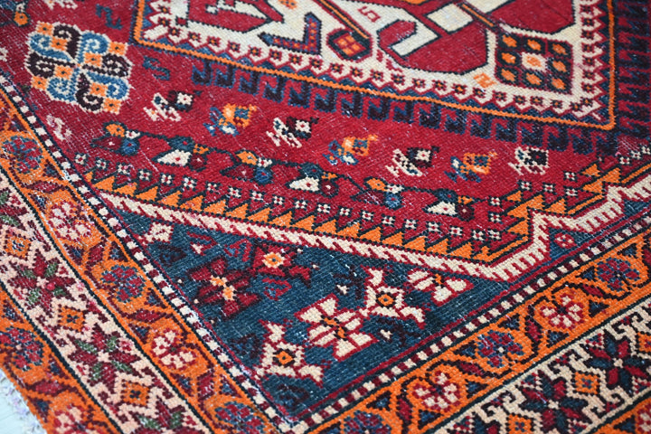red Large rug 5' 3" x 9' 6"