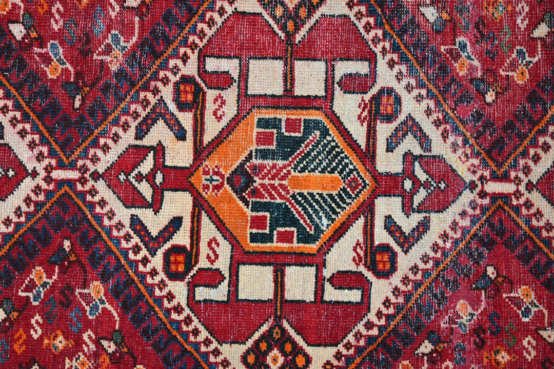 red Large rug 5' 3" x 9' 6"