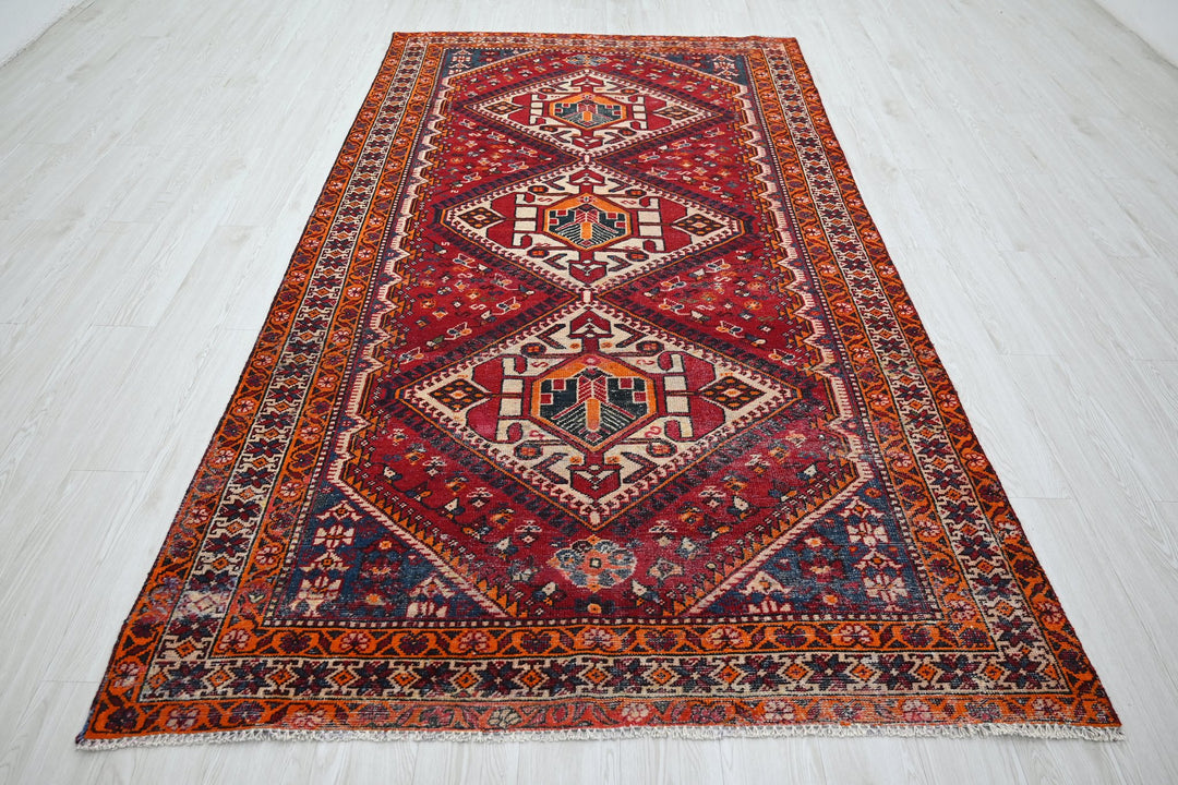 red Large rug 5' 3" x 9' 6"