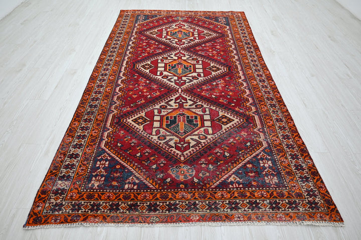 red Large rug 5' 3" x 9' 6"